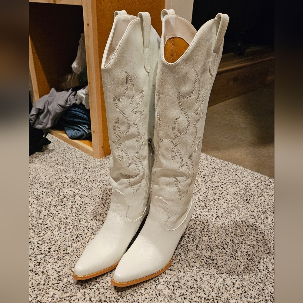 NWOT White Cowboy Boots